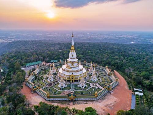 ที่เที่ยวร้อยเอ็ด พระมหาเจดีย์ชัยมงคล