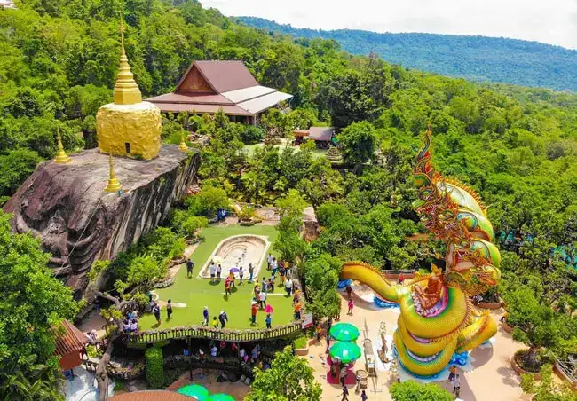 ที่เที่ยวสกลนคร วัดถ้ำผาแด่น
