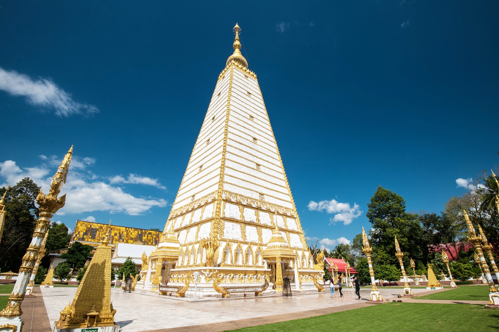 ที่เที่ยวอุบลราชธานี วัดพระธาตุหนองบัว