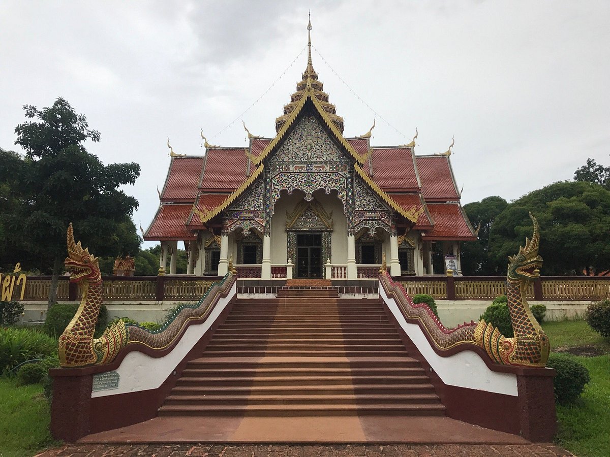 ที่เที่ยวลำพูน วัดพระพุทธบาทตากผ้า