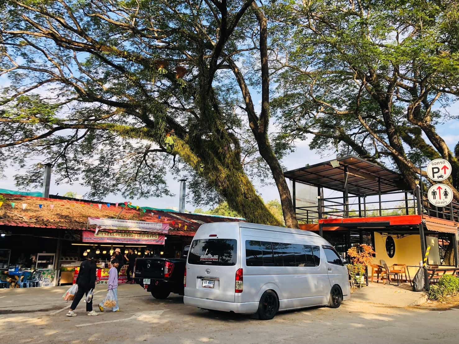 ผลงานบริการรถตู้เช่า ทริปมหาสารคาม – เชียงใหม่ แวะซื้อของฝากตลาดทุ่งเกวียน เดินทางสะดวกด้วยรถตู้เช่าพร้อมคนขับ