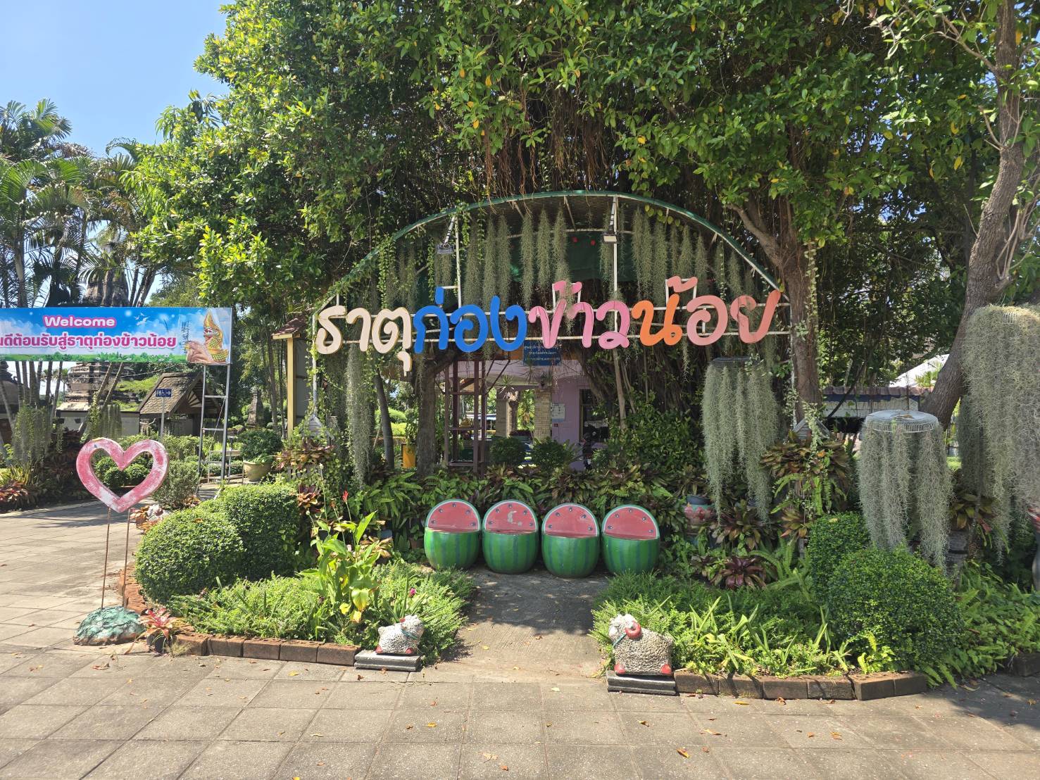 ผลงานบริการรถตู้เช่า ทริปไหว้พระ กิน เที่ยว จากโกสุมพิสัย สู่ อุบลราชธานี | บริการรถตู้เช่ามหาสารคาม