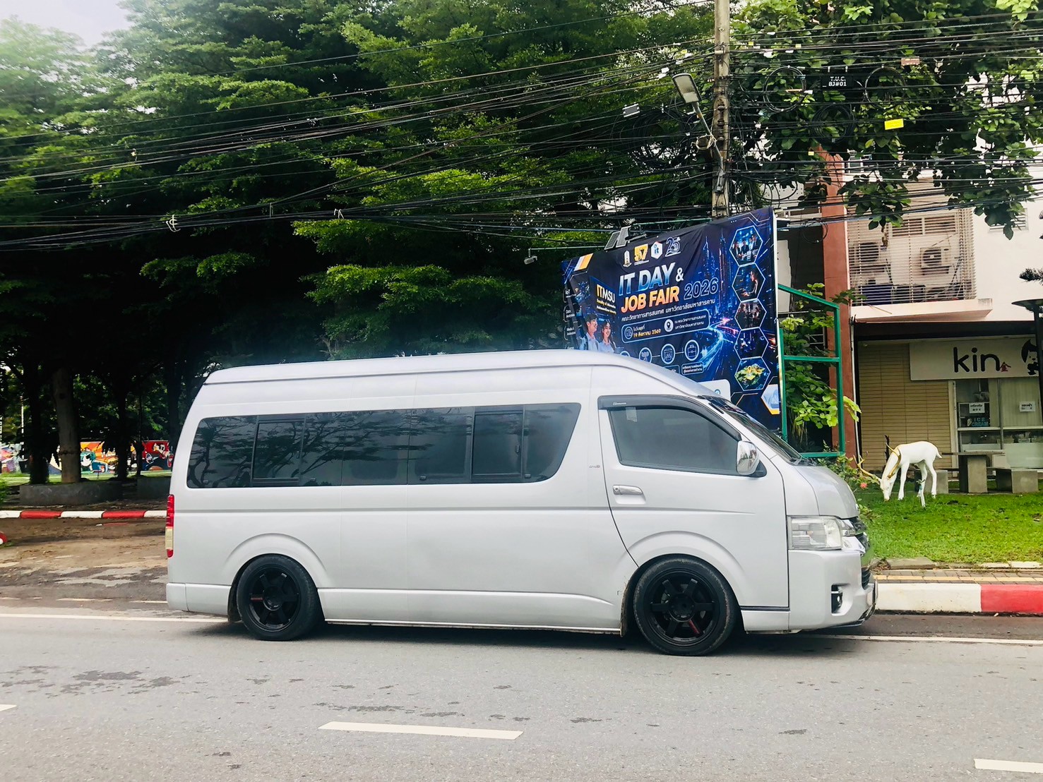 ผลงานบริการรถตู้เช่า บริการเช่ารถตู้ VIP มหาสารคาม พร้อมคนขับ ชวนน้องๆ นิเทศ มมส ลุยทริปเที่ยวกาฬสินธุ์สุดชิค